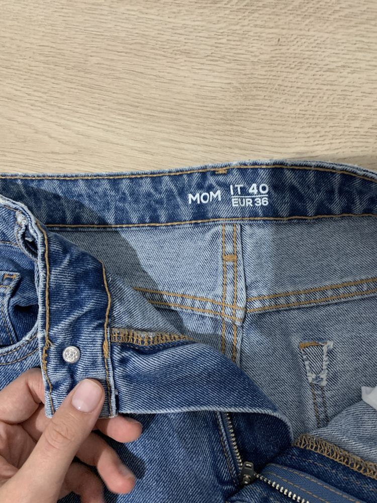 Blugi mom fit.