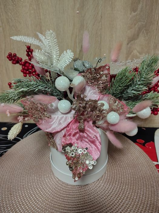 Aranjament Crăciun Premium – Iisus Prunc, decor alb-roșu, cadou deoseb