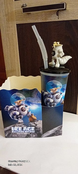 Pungi si Cutii de Pop-Corn  cu pahar  gradat de la 1.00 leu/buc.