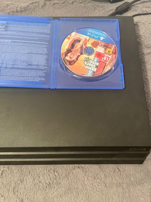 PS4 pro folosit ocazional