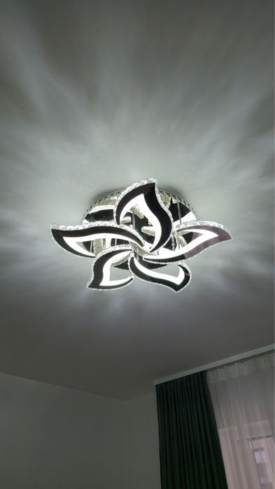 Lustră LED cu cristale telecomandă si control al intensității + Culori