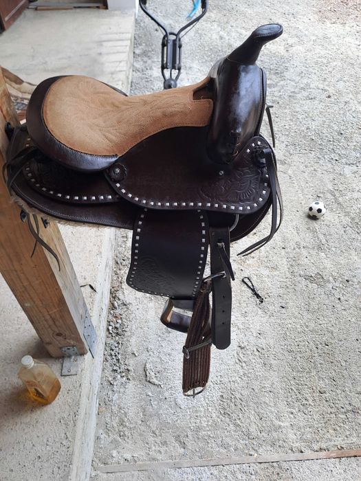 Vând șei western pentru călărie, diferite modele și culori .