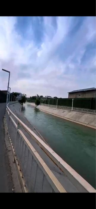 Olmazor tumani qorasaroy suv boyida  3 xona navastroyka sotiladi