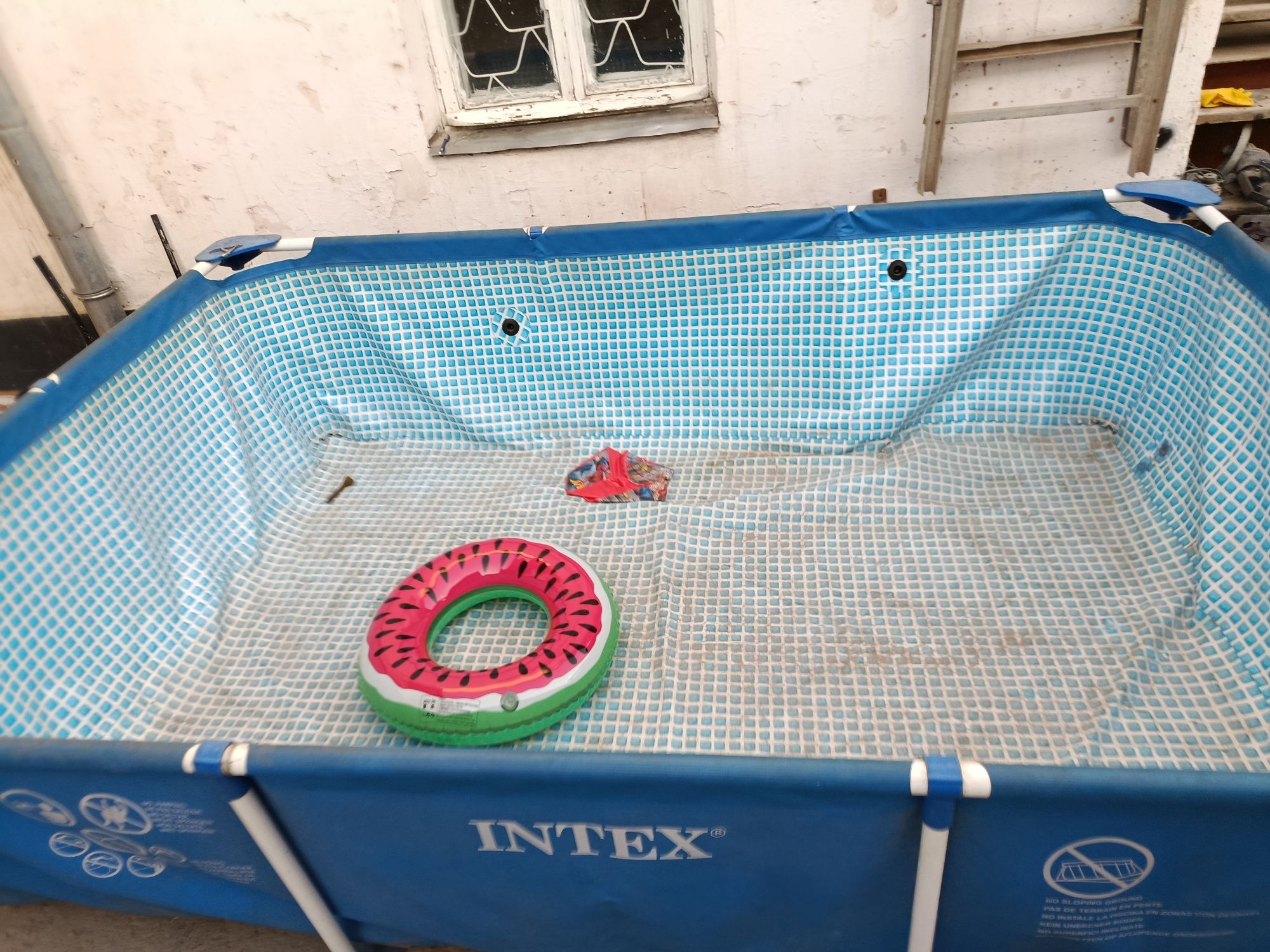 Продам бассейн intex  2/3 и на запчасти с нижней стороны есть проколы