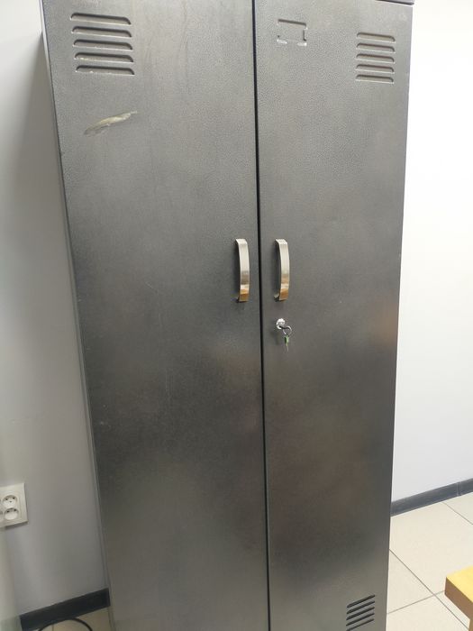 Металлический шкаф