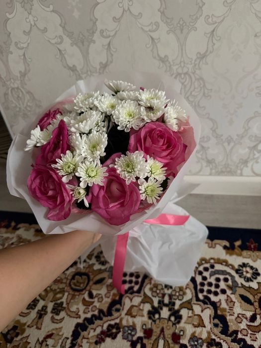 Гүлдер сатылады 5 мыңнан.   5 букетті алса, 25 мың