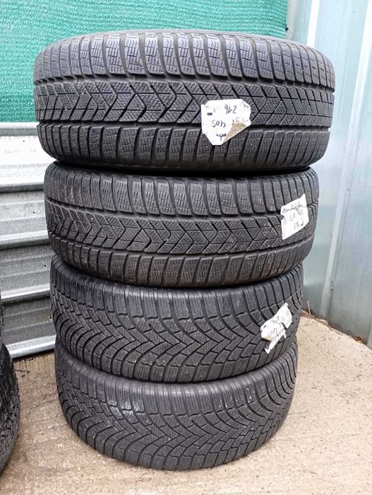 Зимни гуми 2 броя Pirelli и 2 броя  Bridgestone 225/60 R17 . 200лв.