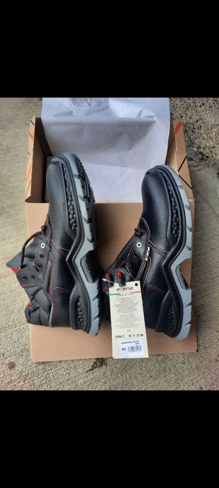 Vând două perechi de Bocanci Drumetii.