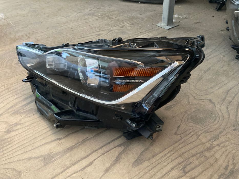 Оригинален Ляв фар за Lexus IS 200,250,300. 15-19.