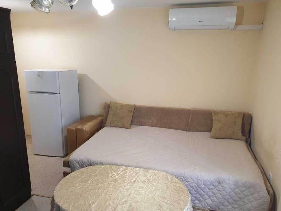 Дава се под наем Едностаен апартамент в Бургас, Меден рудник - зона А - 40 кв.м за 150 € - Снимка #1