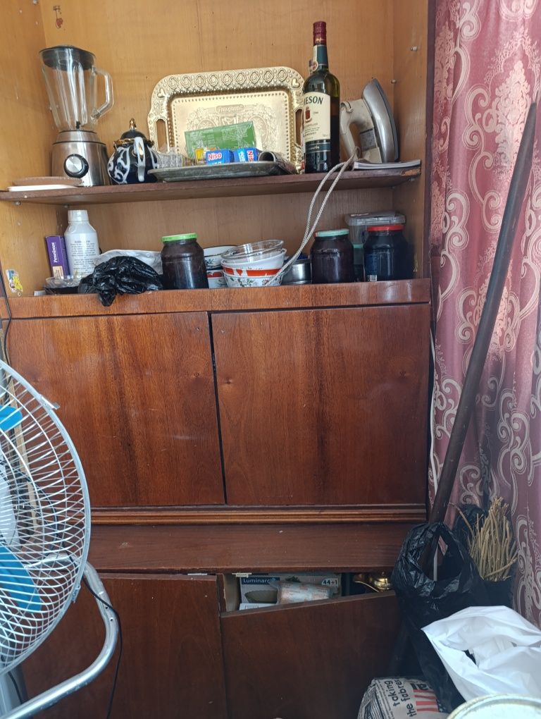 Срочно продам 3 тумбочки и шкаф и полас