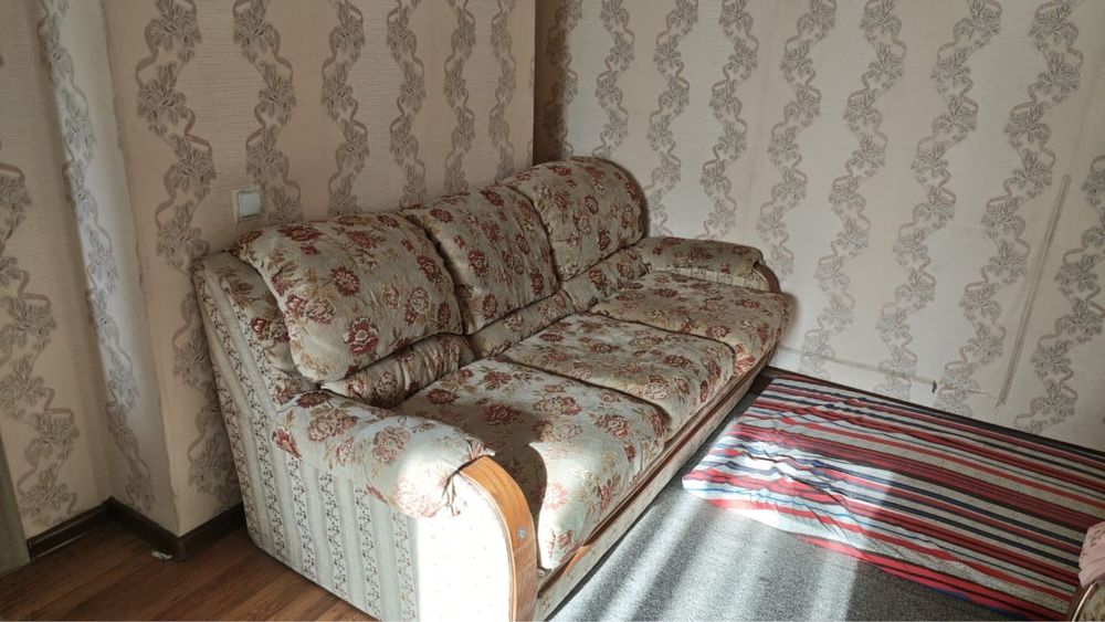 Диван с двумя креслами
