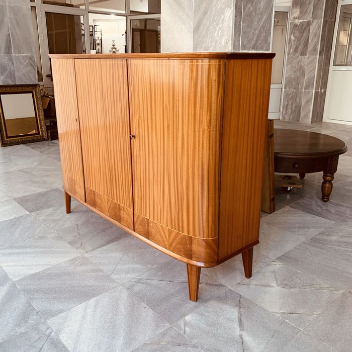 Ретро шкаф с елегантна фурнирована повърхност