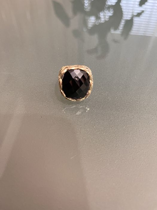 Златен пръстен с черен цирконий