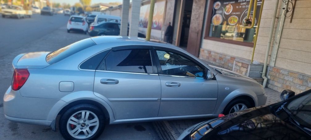 Lacetti 2011 sotiladi