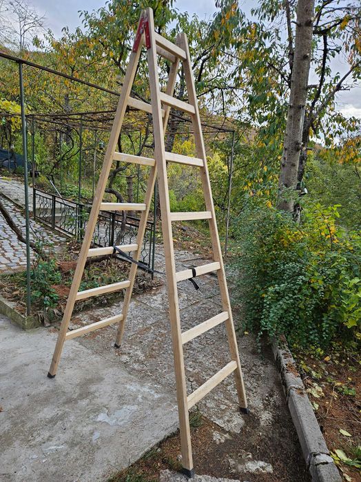 Дървена стълба, височина 245 см. В добро състояние.