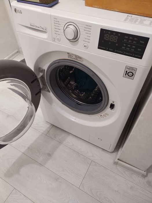 Продавам пералня в гаранция LG -7- кг