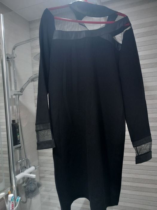 Vând rochie  de culoare neagră