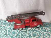 Много стара ламаринена играчка пожарна