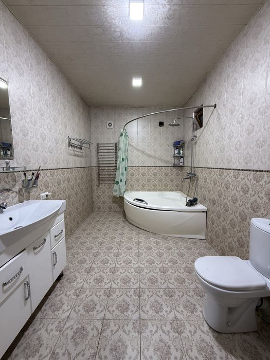 4 sotok, 238 kv yashash maydoni. 40 Let massivda o’z uyimiz sotiladi.