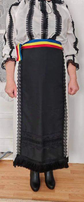 Vând Costum popular nou pt detalii la Nr afișat