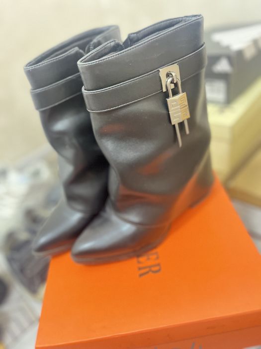 Стильные женские сапоги