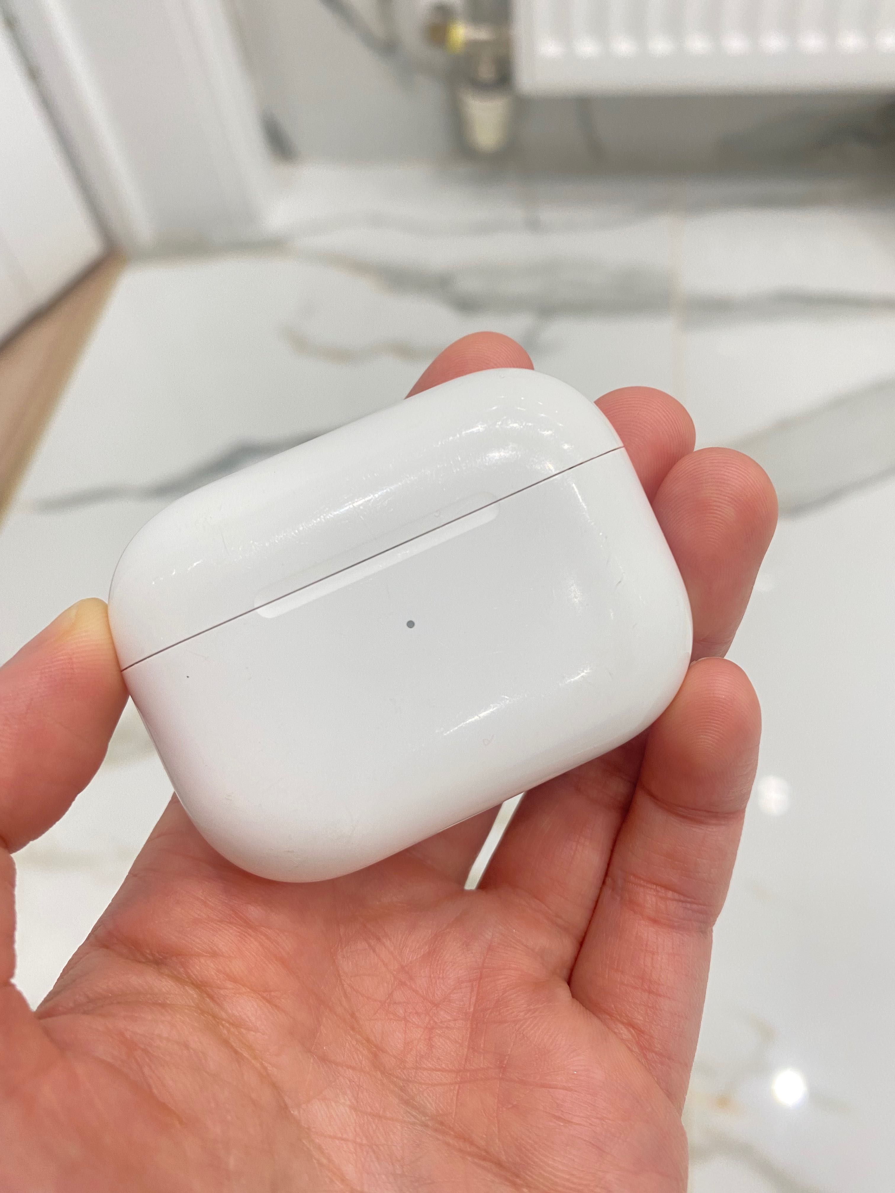 AirPods Pro оригинал (только кейс)