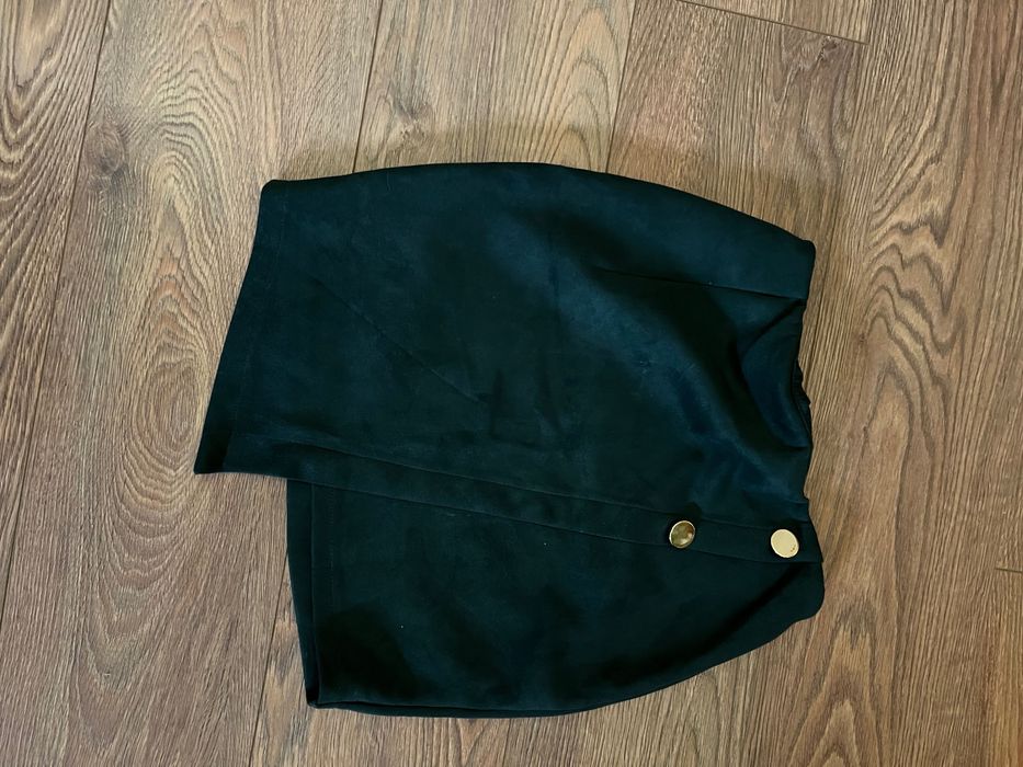 Велурена пола със златни копчета