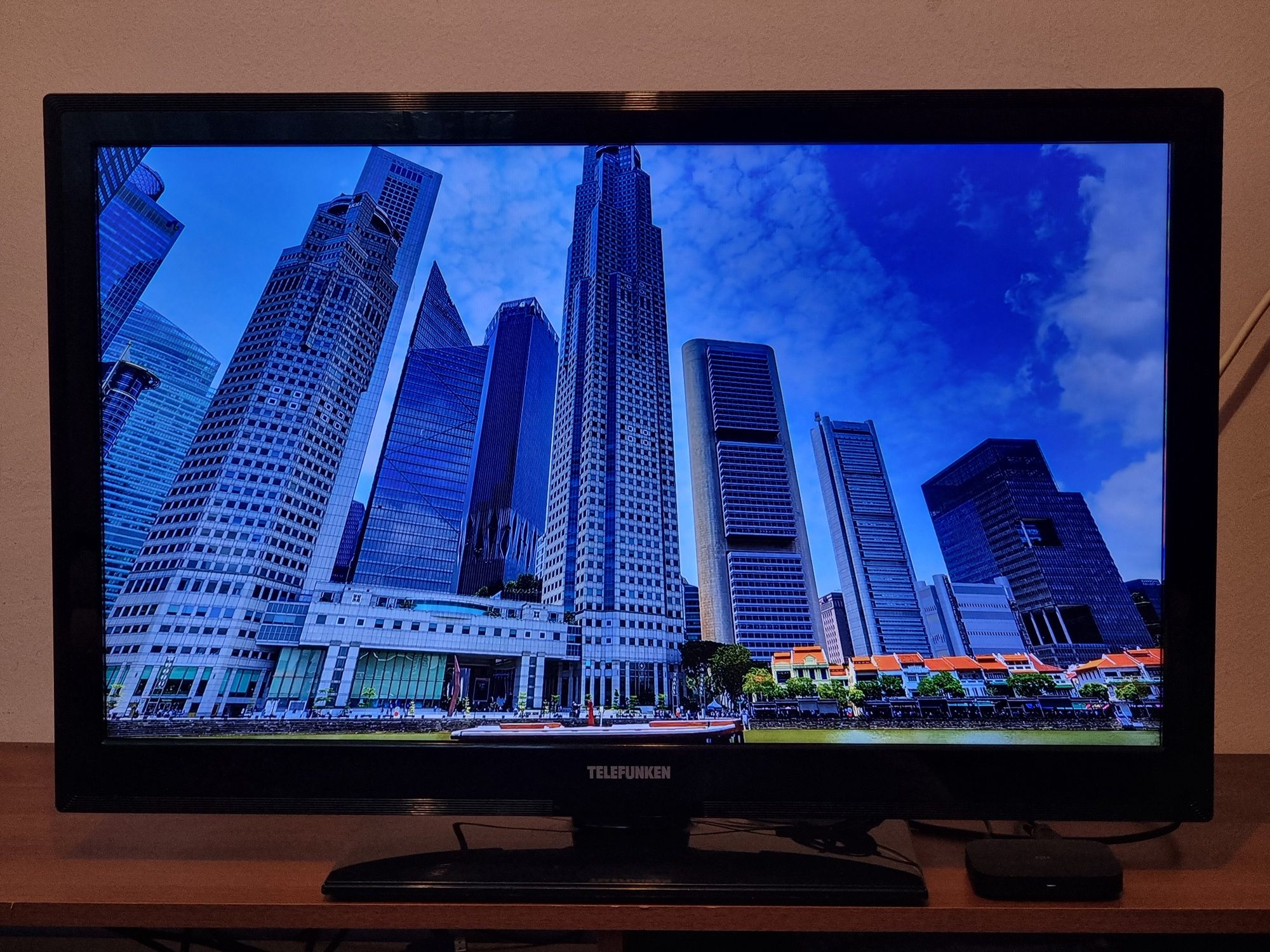 Телевизор Telefunken / 32" - FULLHD , Цифрова + Ефирна , Слот за карта