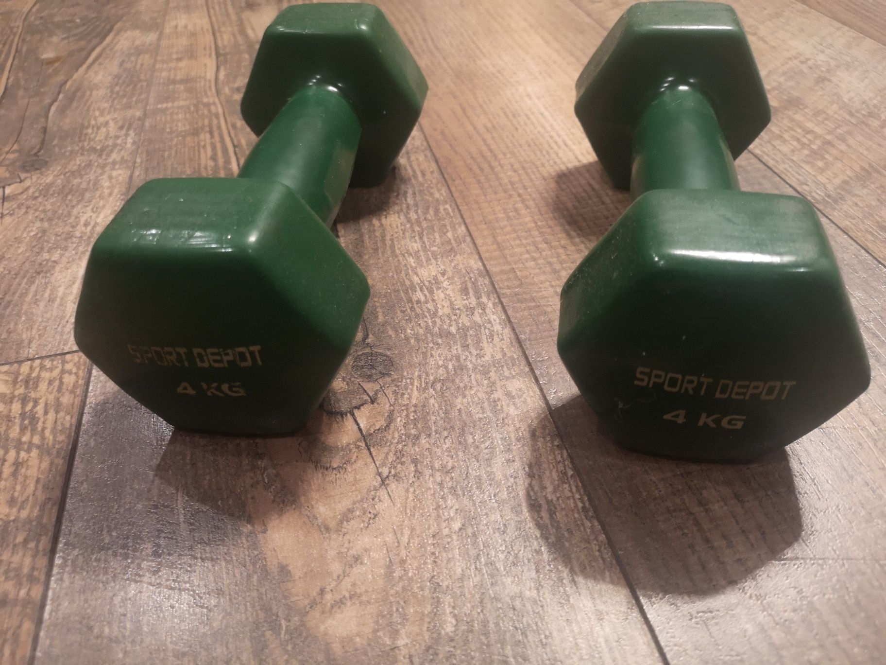 Продавам изгодно две гири по 4кг с гумено покритие на sport depot