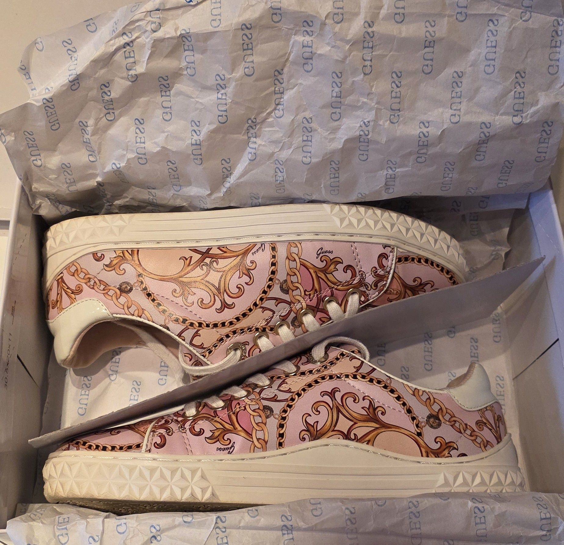 Спортни обувки Guess