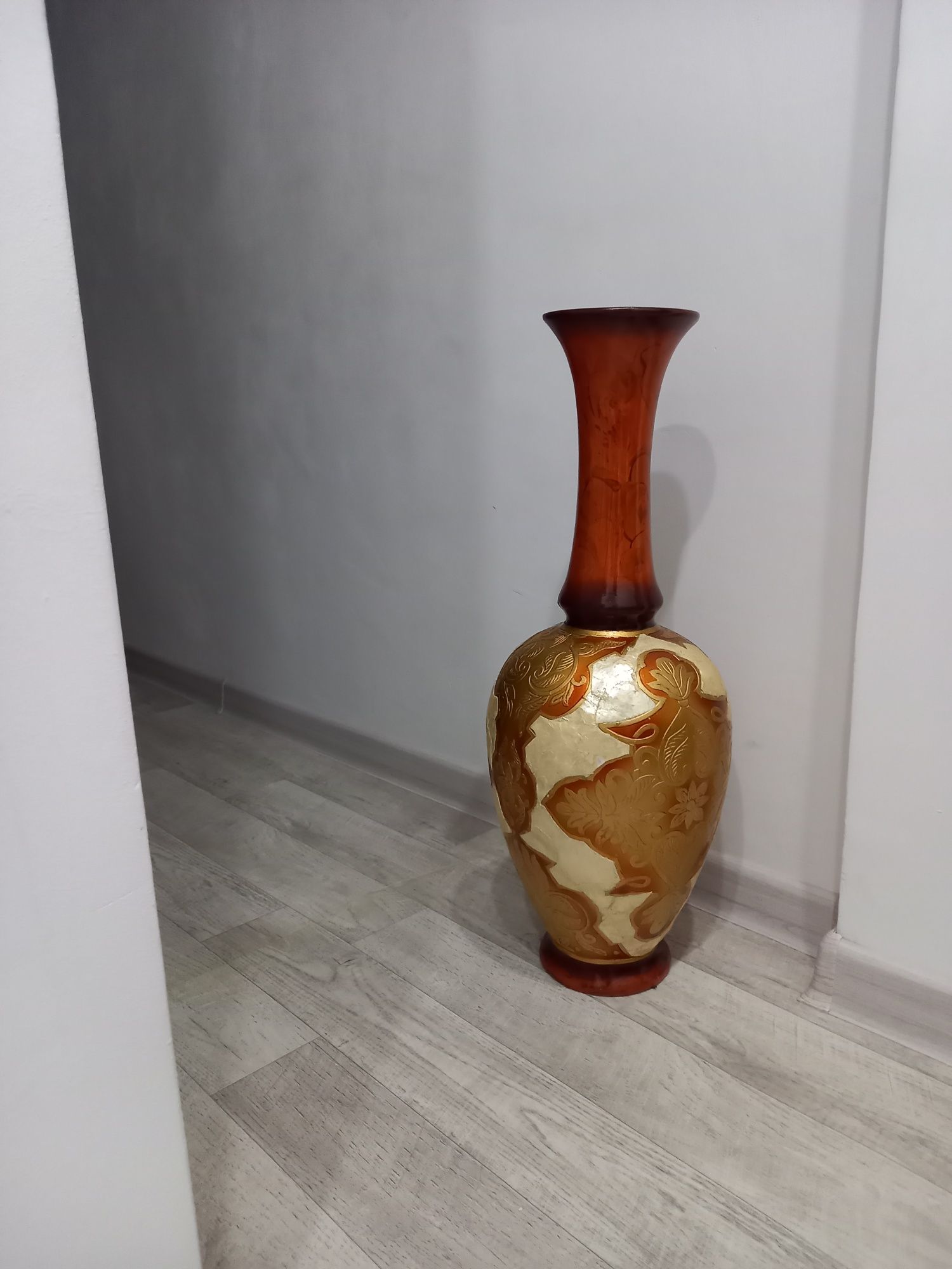 Декоративная ваза