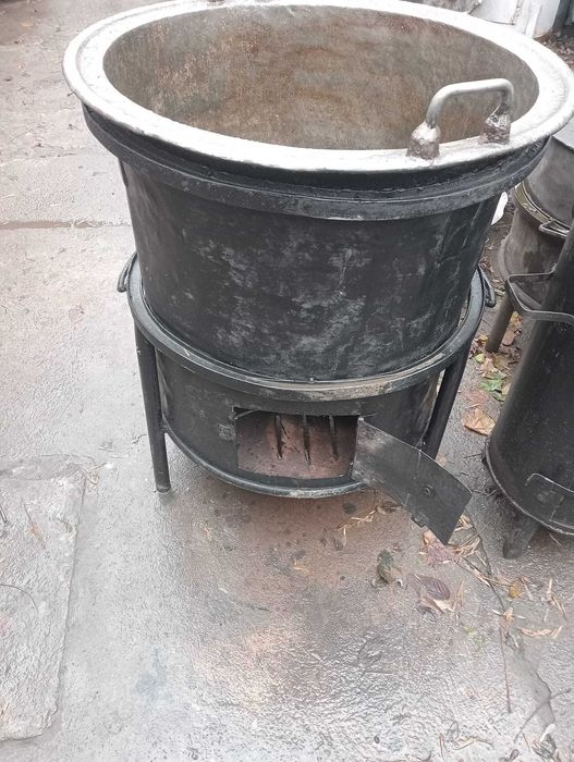 Vand cazan de 120 litrii din fonta in tare foarte buna,foarte gros