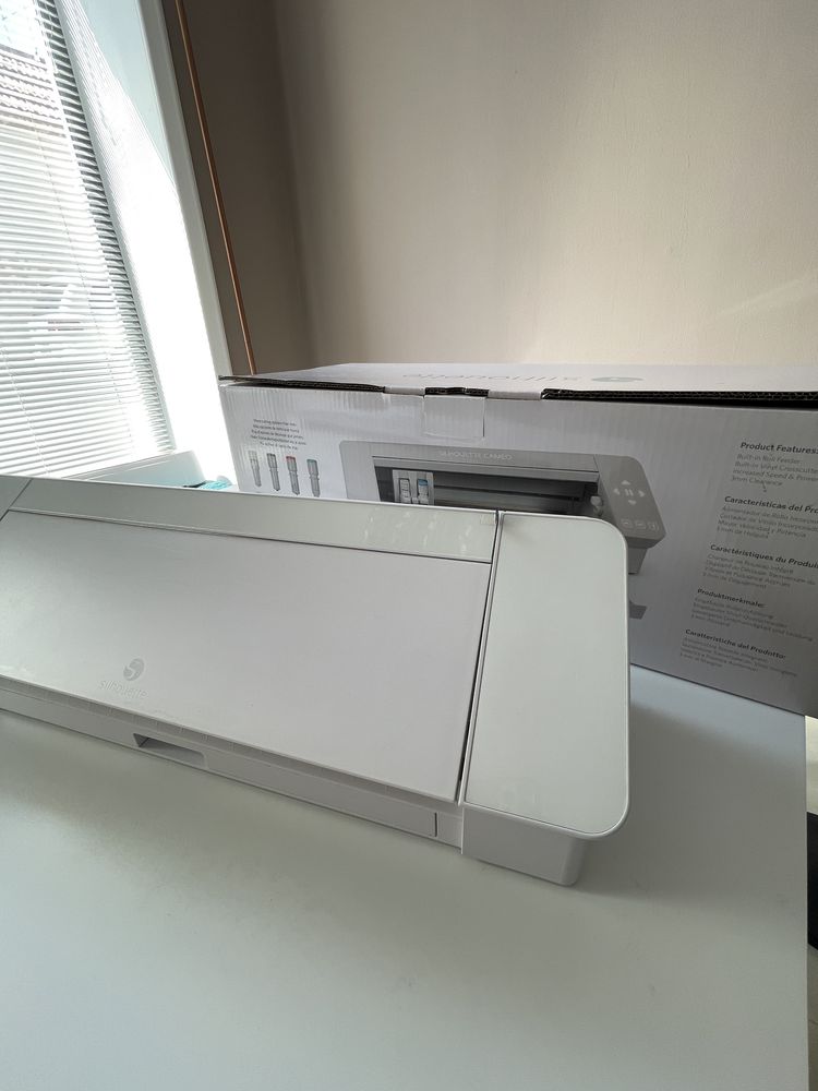 Бял Silhouette Cameo 4 режещ плотер