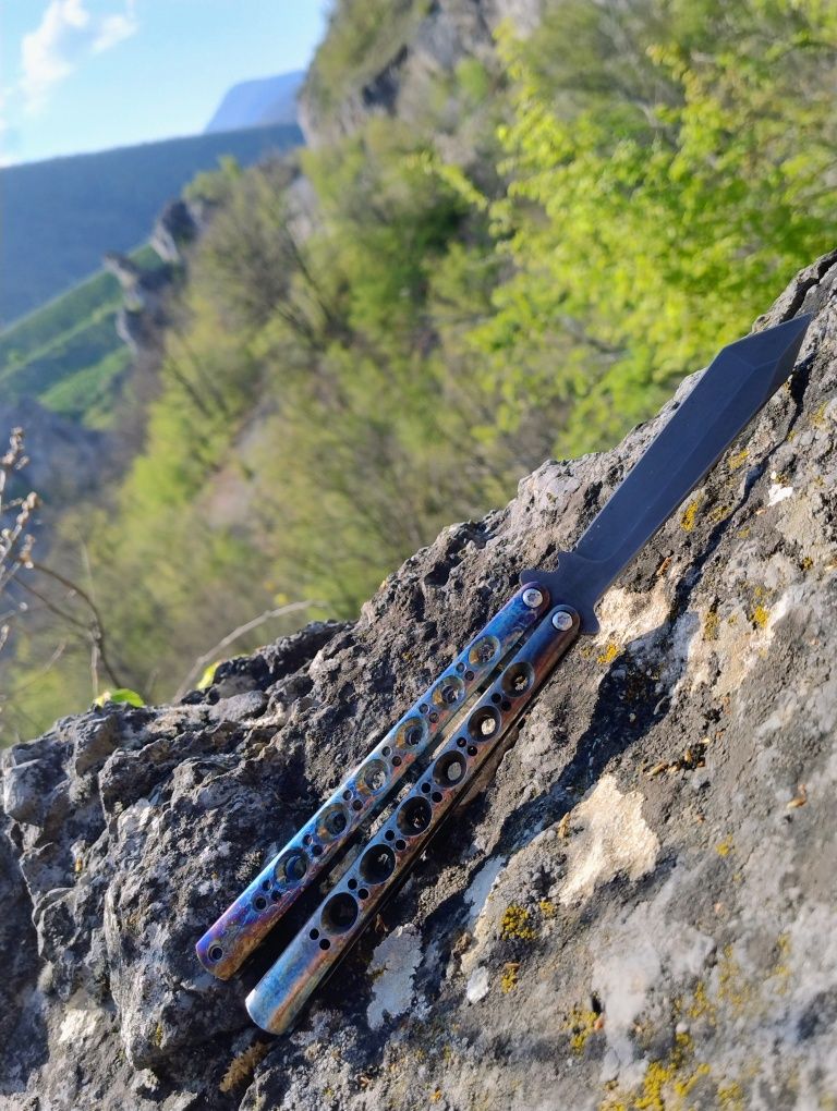 Балисонг, бътърфлай, сгаваем нож