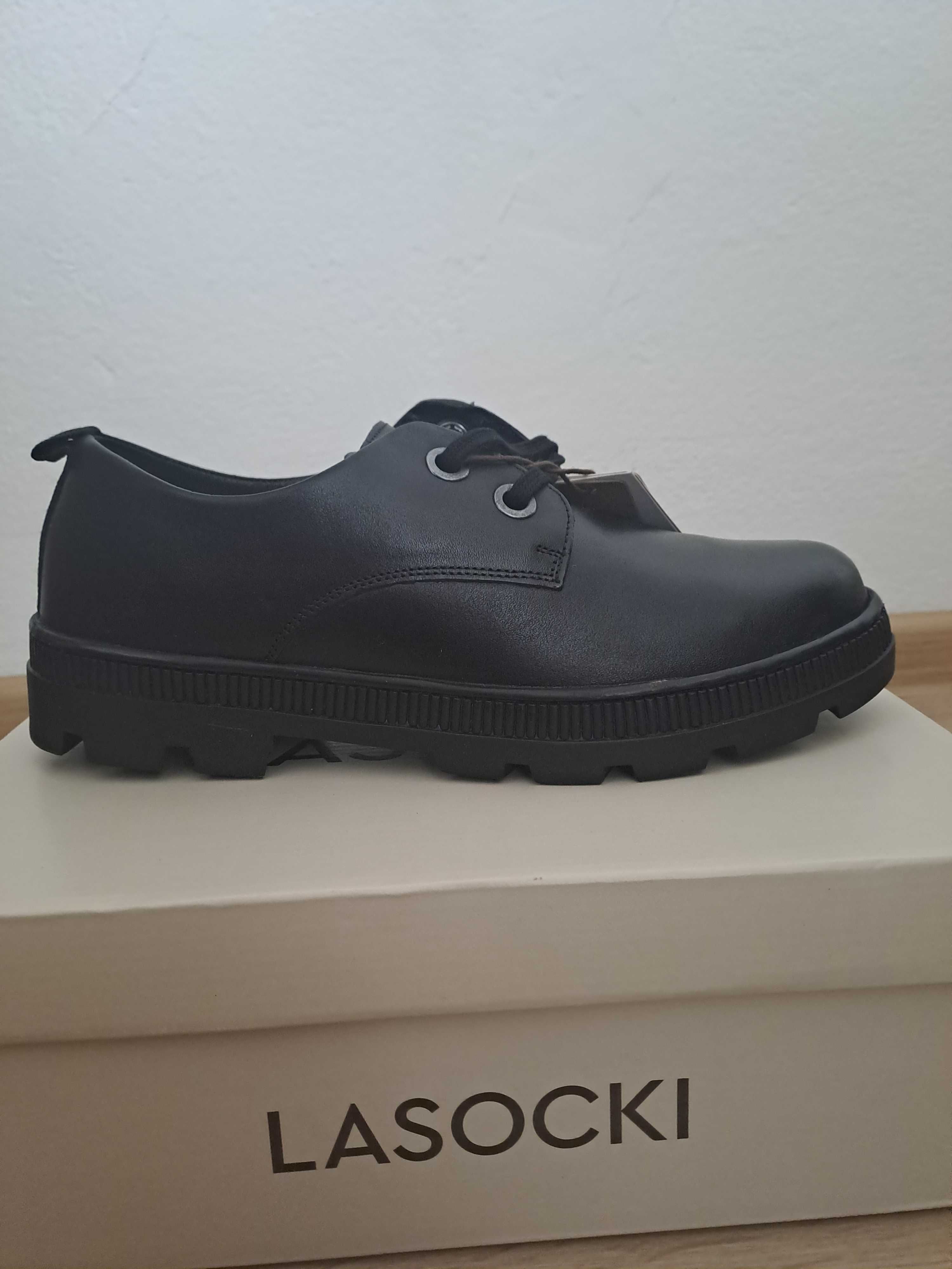 Черни обувки Lasocki
