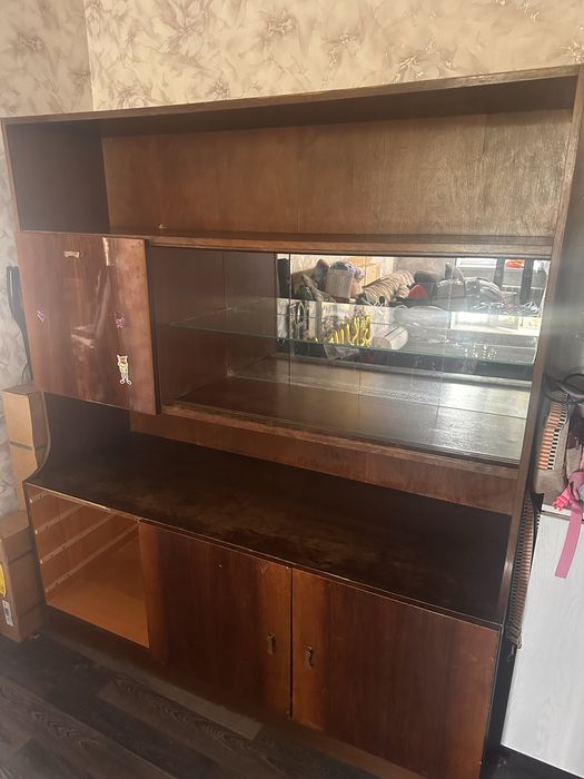 Сервант в хорошем состоянии дерово натульное