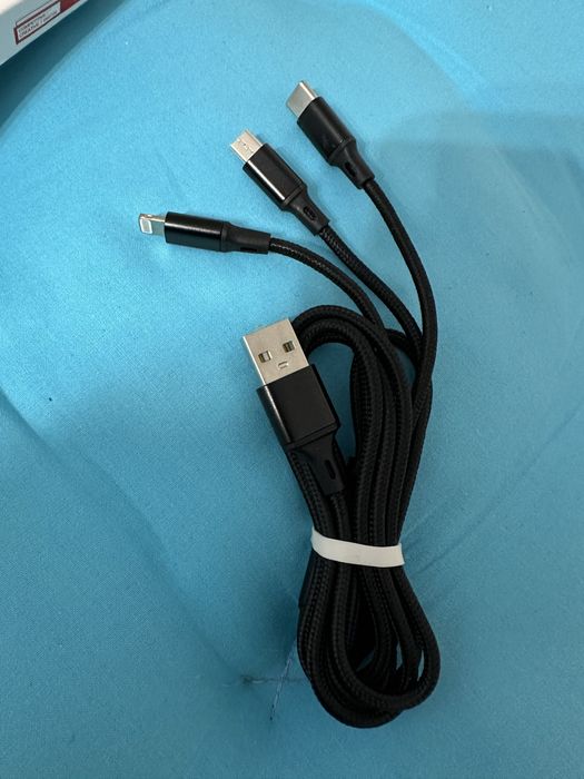 Cablu usb cu 3 iesiri si anume tip C, micro usb si pentru iphone
