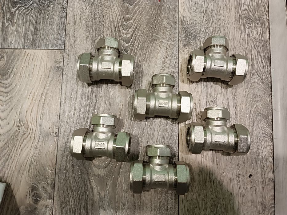 Продам фитинги латунные для гофры нержавейка и клапан радиаторный