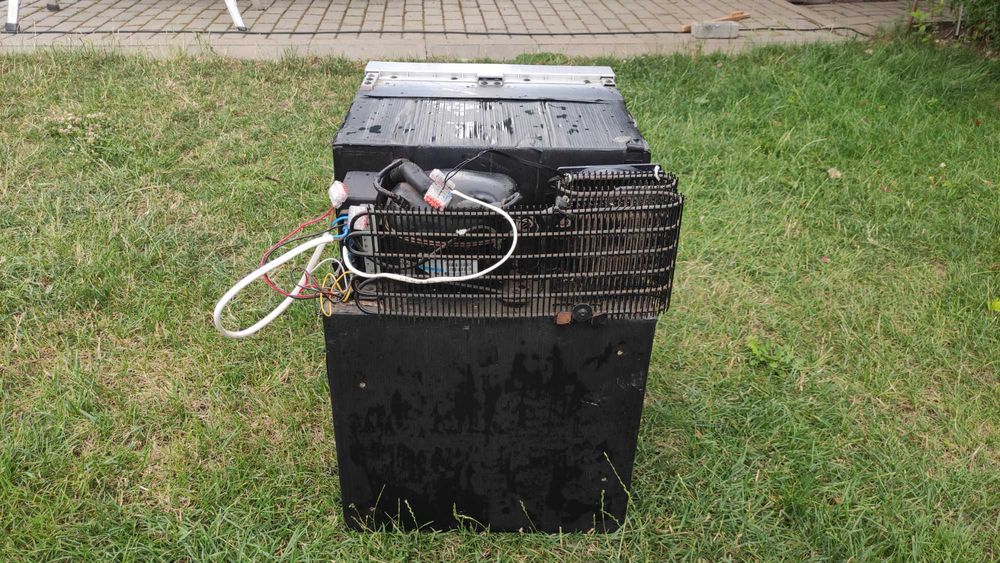Frigider marca Waeco, model cu compresor cu alimentare la 12v.