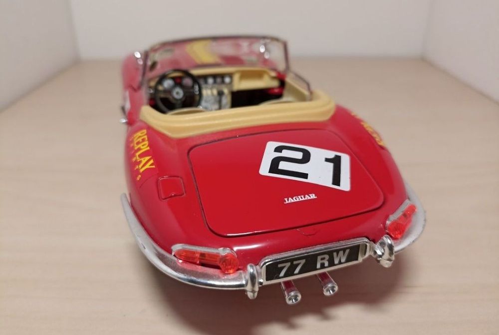 Jaguar 
Scara 1:18
Bburago 

Fotografiile fac parte din descriere...