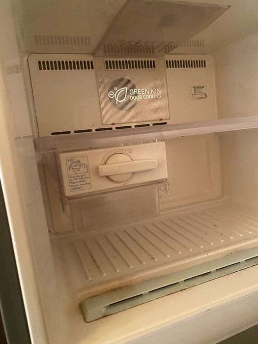 Продается холодильник Samsung в отличном состоянии всё заводское отлич