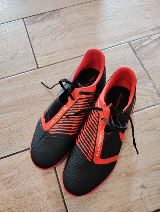 Adidași pentru fotbal.