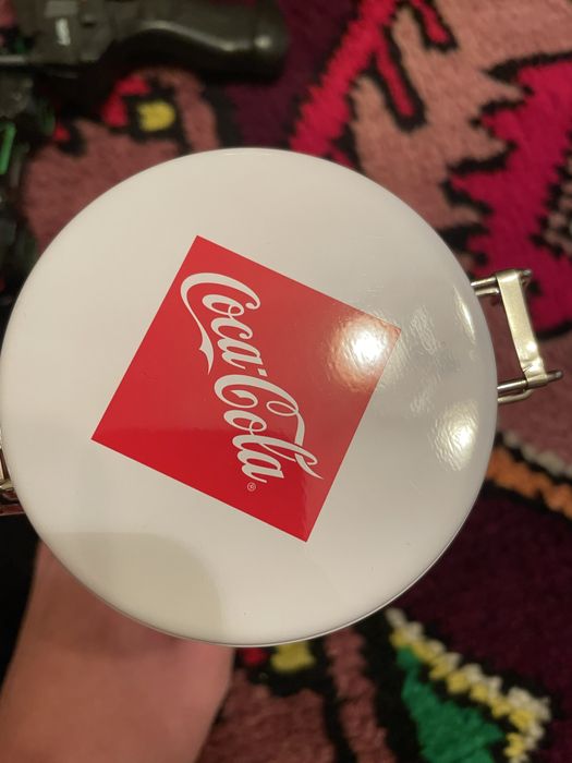 Чисто нови кутии на кока кола