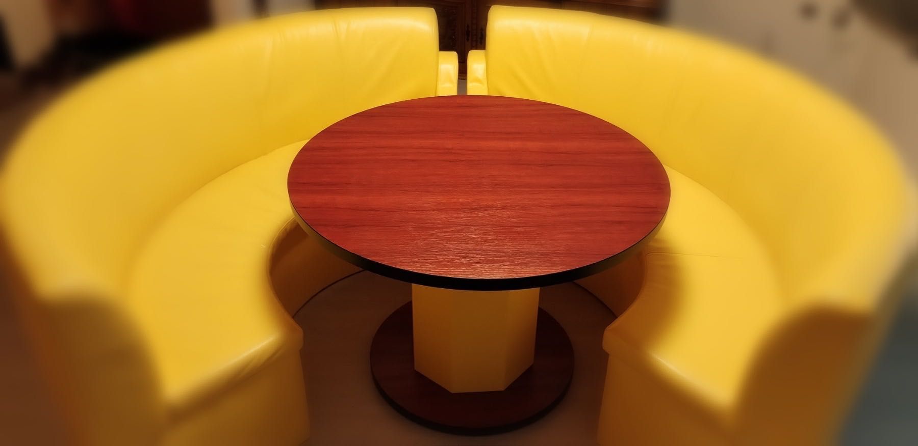 Сет два жълти дивана с маса
