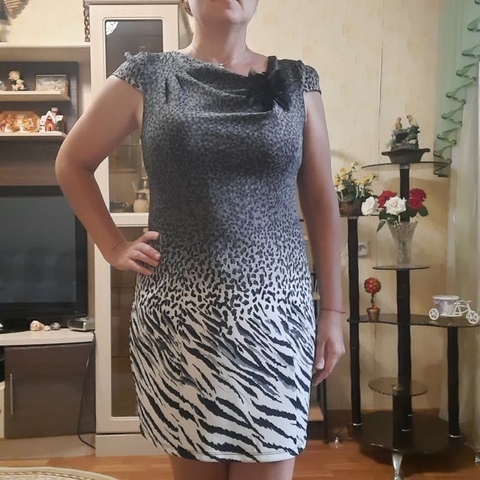 Шикарное платье с брошью цветком в отличном состоянии