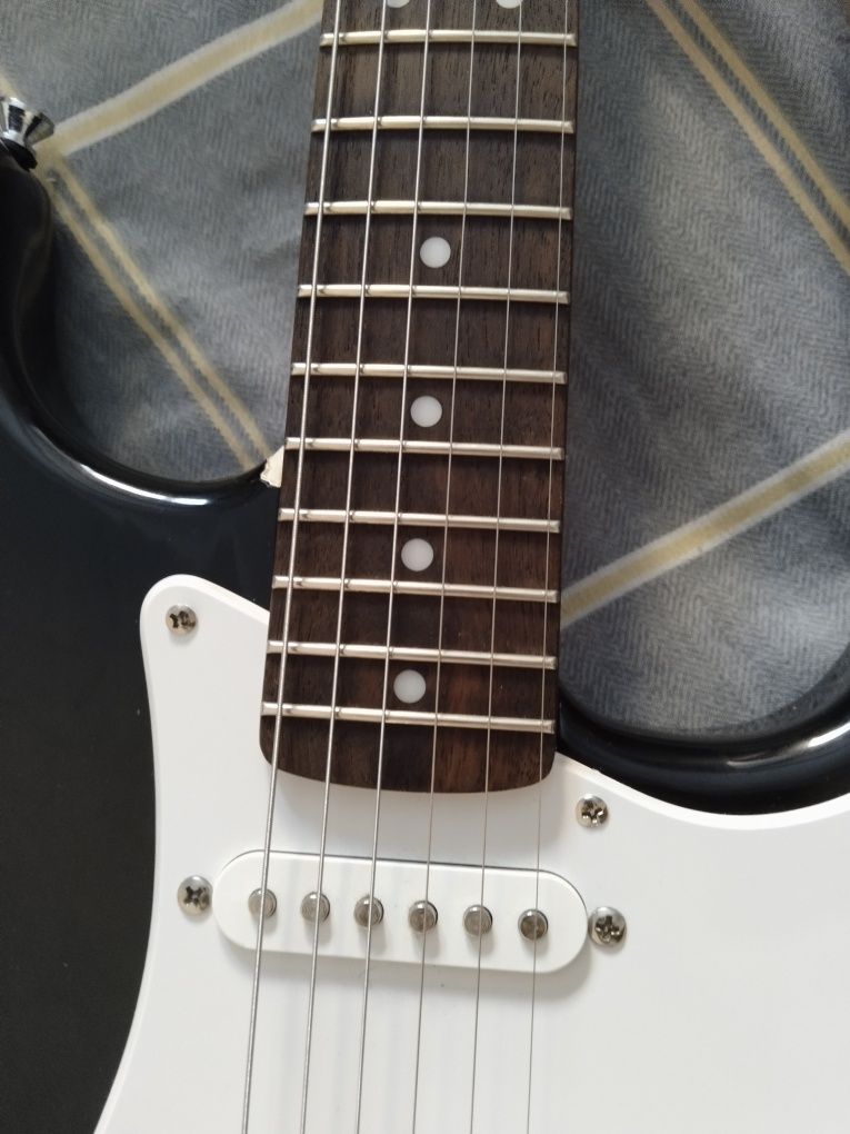 продам электрогитару squier bullet stratocaster