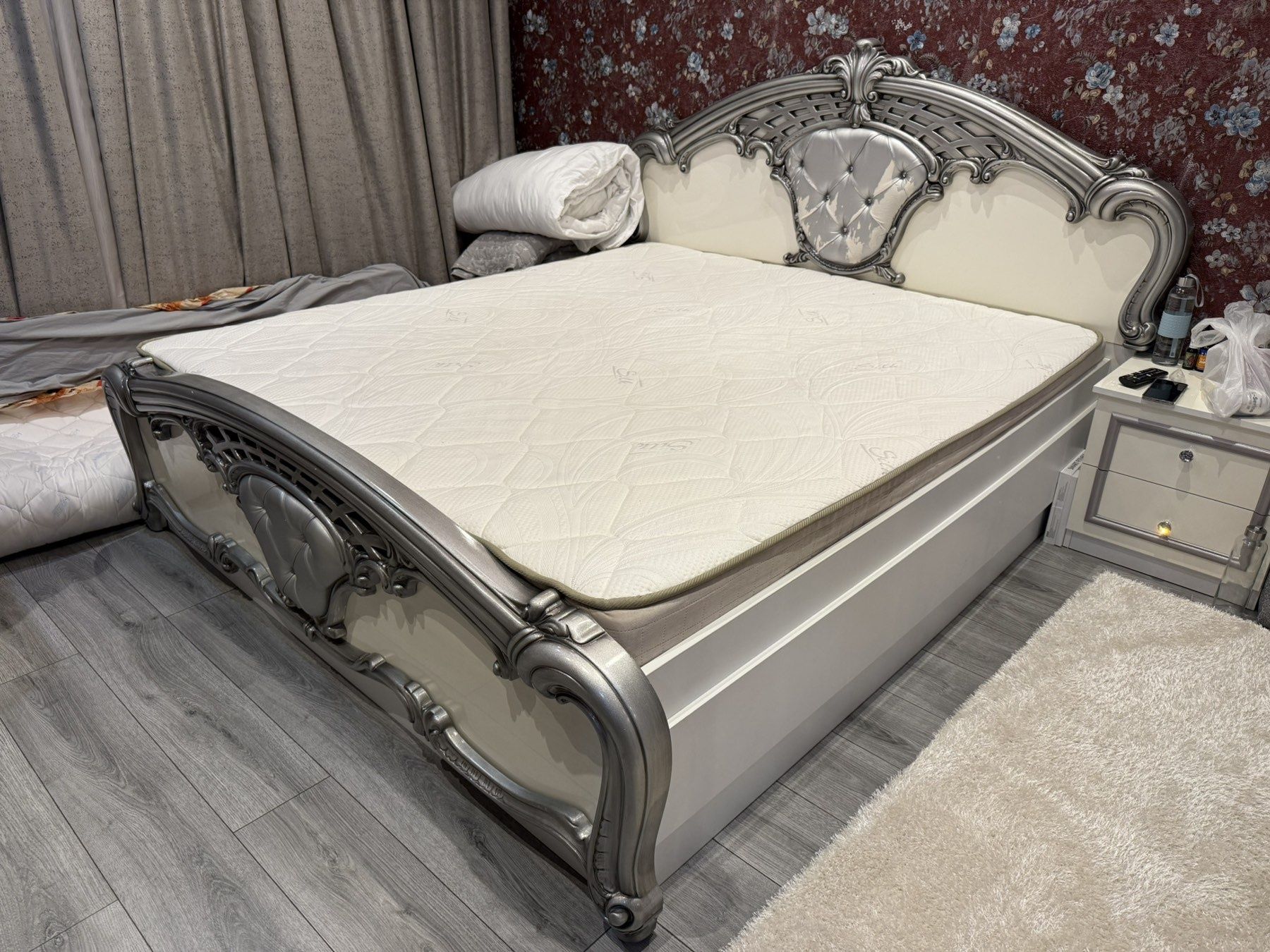 Продавам матрак + спалня + подматрачна рамка