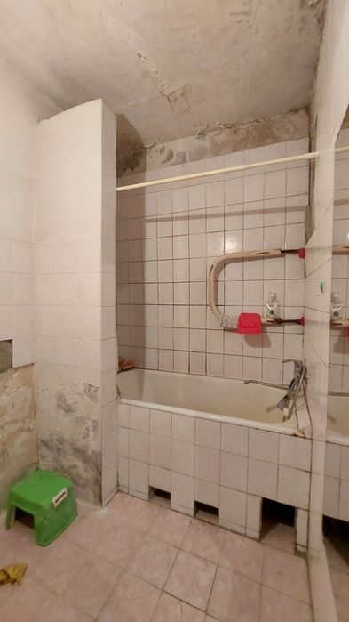 4/1/5 (1 этаж). Сергели 4. Квартира 90 м², без ремонта, торец.