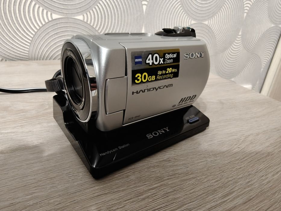 Цифровая видеокамера Sony DCR-SR42